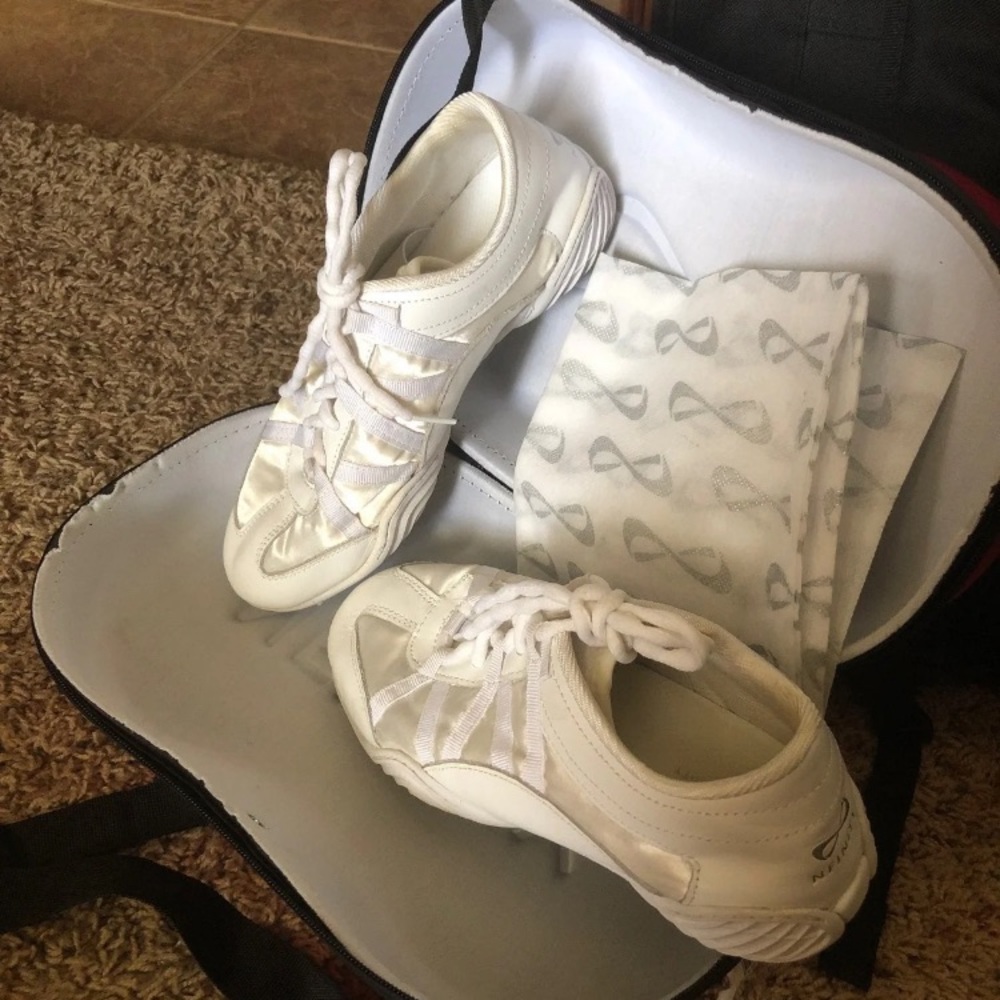 Like-New Nfinity Evolution Cheer Shoes